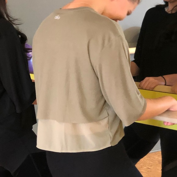 Alo Yoga Abyss Short Sleeve Olive Color - Picture 2 of 4